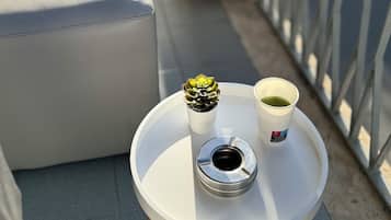 奢华双人房或双床房, 1 间卧室, 城市景观, 花园 | 起居区 | 43-英寸智能电视 (配备有线频道)、收费电影