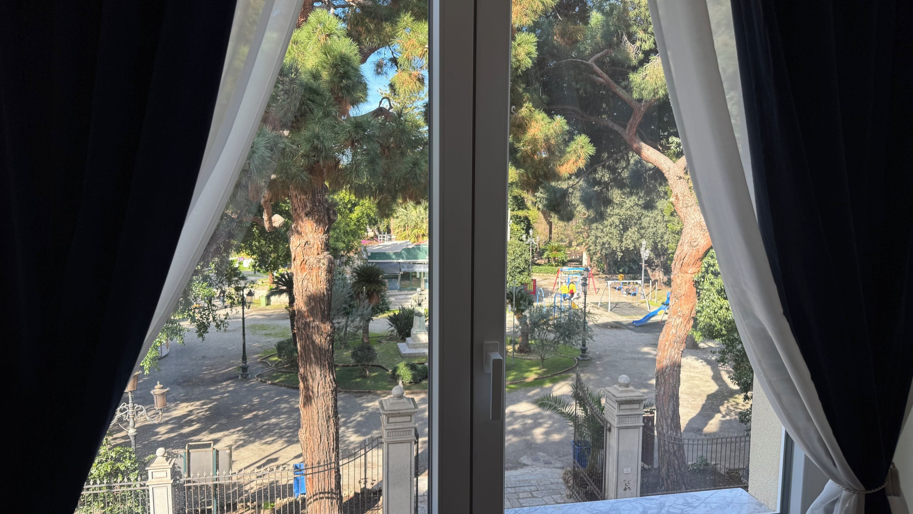 Camera Luxury con letto matrimoniale o 2 letti singoli, 1 camera da letto, vista città | Biancheria da letto di alta qualità, copriletto in piuma, minibar