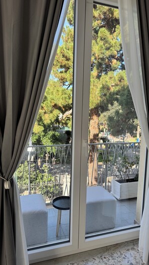 Ropa de cama de alta calidad, cubrecamas y minibar 