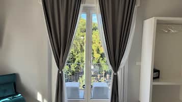 Suite monolocale Junior, vista città | 1 camera, biancheria da letto di alta qualità, copriletto in piuma