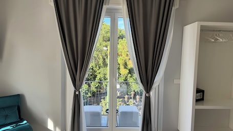 Ropa de cama de alta calidad, cubrecamas y minibar