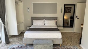 Studiosuite – junior, byutsikt | Sengetøy av topp kvalitet, dundyner, minibar og safe på rommet