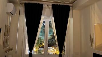 Luxury-Doppel- oder -Zweibettzimmer, 1 Schlafzimmer, Stadtblick, zum Garten hin | 1 Schlafzimmer, hochwertige Bettwaren, Daunenbettdecken, Minibar
