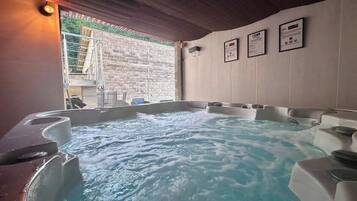Bain à remous extérieur