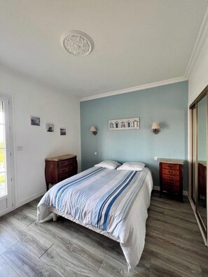 3 bedrooms, iron/ironing board, travel cot, WiFi