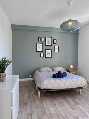 3 bedrooms, iron/ironing board, WiFi, bed sheets