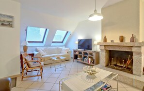 TV, fireplace, stereo
