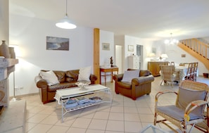 TV, fireplace, stereo - Lovely home in Quettehou with WiFi (Quettehou)
