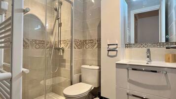 Douche, sèche-cheveux, serviettes fournies