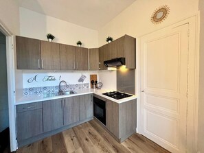 Fridge, microwave, oven, coffee/tea maker