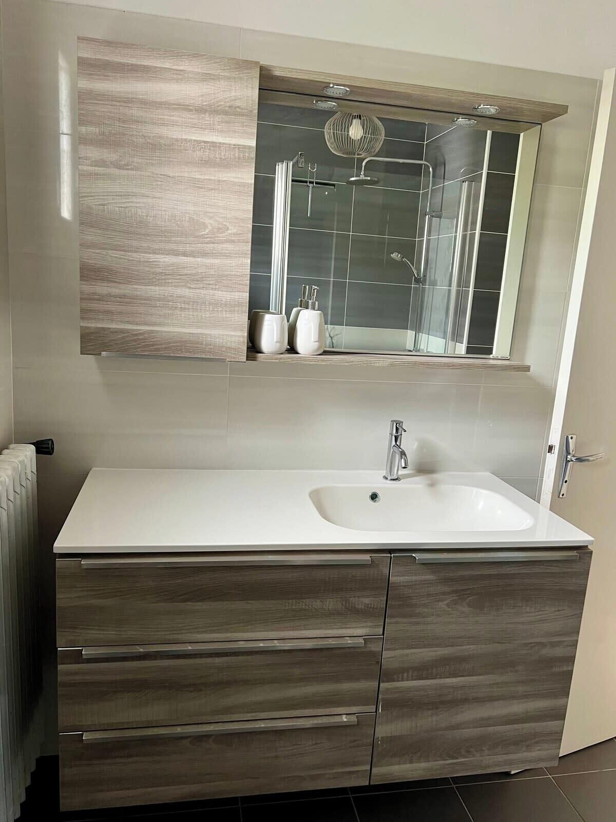 Douche, articles de toilette gratuits, sèche-cheveux