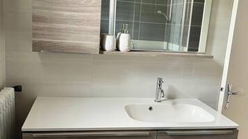 Douche, articles de toilette gratuits, sèche-cheveux