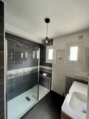 Dusche, kostenlose Toilettenartikel, Haartrockner, Handtücher