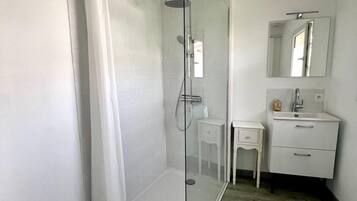 Ducha, secador de pelo, toallas