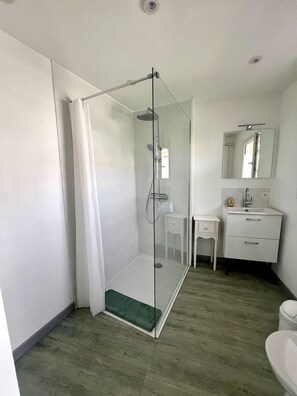 Shower, hair dryer, towels - Casa 4 Saisons - Studio - Piscine/Jardin - Proche centre-ville (Brive-la-Gaillarde)
