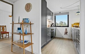 ثلاجة، موقد طهي مسطح، غسالة أطباق، ماكينة لصنع القهوة/الشاي