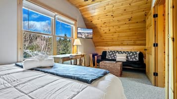 4 bedrooms, desk, travel crib, internet