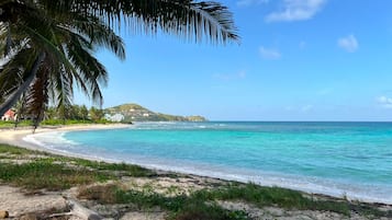 Ubicación cercana a la playa, tumbonas y toallas de playa