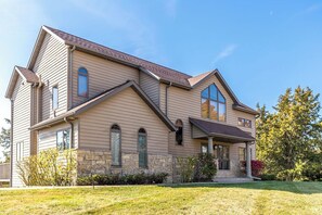 Exterior - Huge Luxury Pet-Friendly Home with pool table and firepit. (Galena)