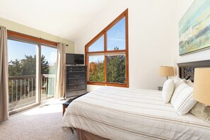 4 bedrooms, desk, free WiFi, bed sheets - Huge Luxury Pet-Friendly Home with pool table and firepit. (Galena)