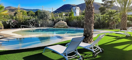 2 outdoor pools