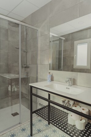 Douche, peignoirs, serviettes fournies, savon