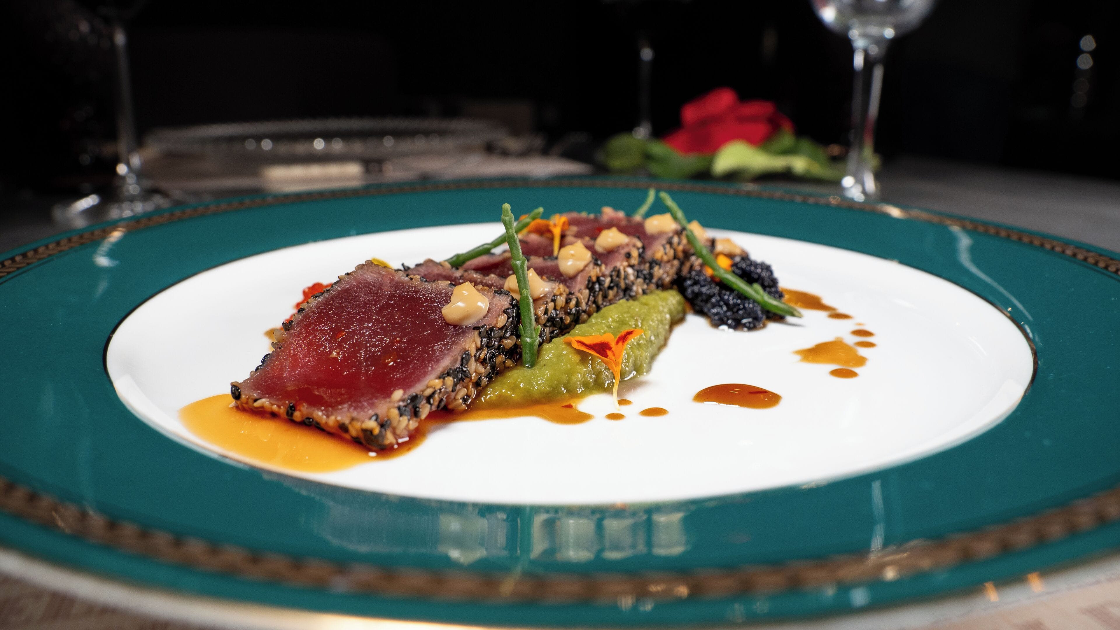 Un plato de comida con diversos ingredientes y adornos.