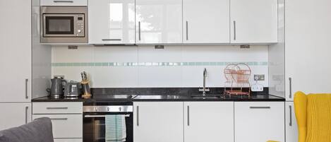 Réfrigérateur, micro-ondes, four, plaque de cuisson