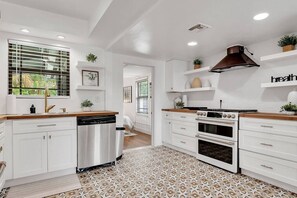 冰箱、微波炉、烤箱、炉灶