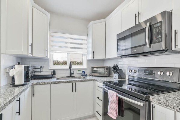 冷蔵庫、電子レンジ、オーブン、コンロ