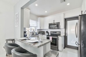 Frigorífico, microondas, horno y placa de cocina