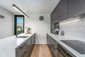 ثلاجة، ميكروويف، فرن، موقد طهي مسطح