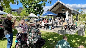 Outdoor dining - Alpine Horizons Wanaka - Your Dream Holiday Awaits (Wānaka)