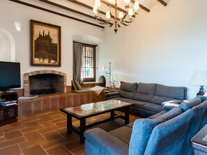 TV, fireplace - El Mirador Mediterranean Essence (Arenys de Mar)