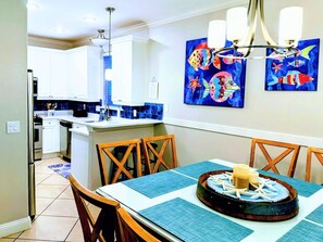 Dining - Arcades-Walk2Beach-Resort Pool-Stocked Kitchen (Destin)