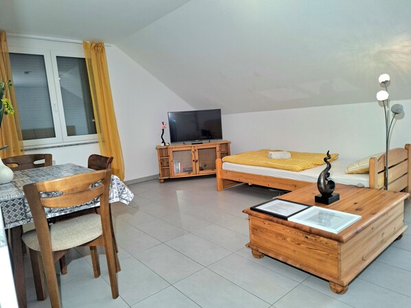 3 chambres, bureau, fer et planche à repasser, lit de bébé portatif