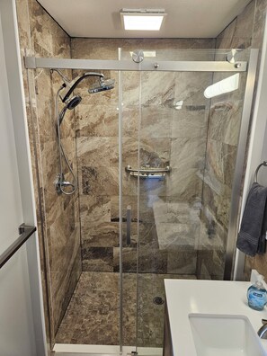 Standard Room #3 | Baðherbergi | Handklæði, sápa, sjampó, salernispappír