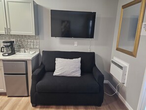 Standard Room #3 | Living area - Liberty Hill Executive Inn (Zephyrhills)