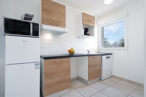 Réfrigérateur, micro-ondes, plaque de cuisson, cafetière/bouilloire
