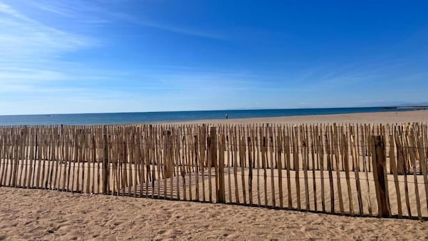 A sandy beach with a wooden fence in the foreground and a clear blue sky. - Bright Villa Steps from the Sea (Sérignan)