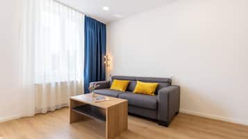 Suite | Desk, laptop workspace, blackout drapes, cribs/infant beds