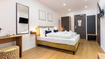 1 habitación, escritorio y espacio para trabajar con laptop