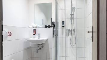 Studio | Bathroom | Shower, hair dryer, towels, soap
