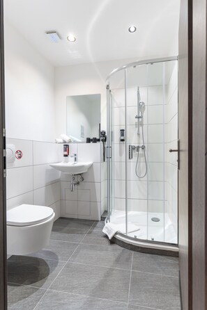 Estudio | Baño | Regadera, secadora de cabello, toallas, jabón