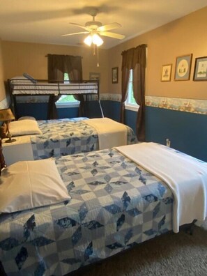 4 bedrooms, iron/ironing board, WiFi - 442 Cedar Ave. in Lakeside (Lakeside)