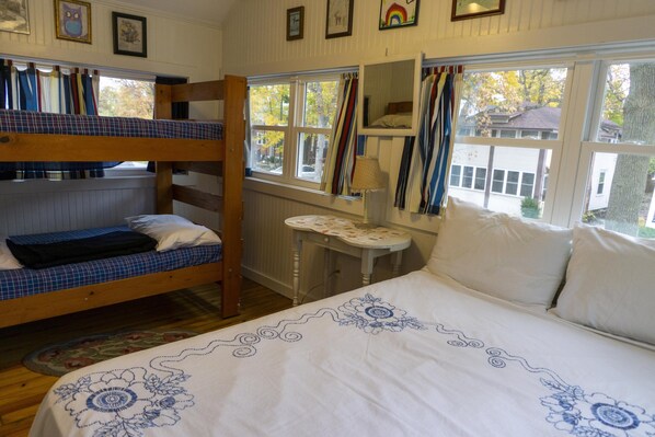 4 bedrooms, iron/ironing board, WiFi