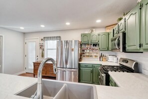 Een koelkast, een microgolfoven, een oven, een kookplaat