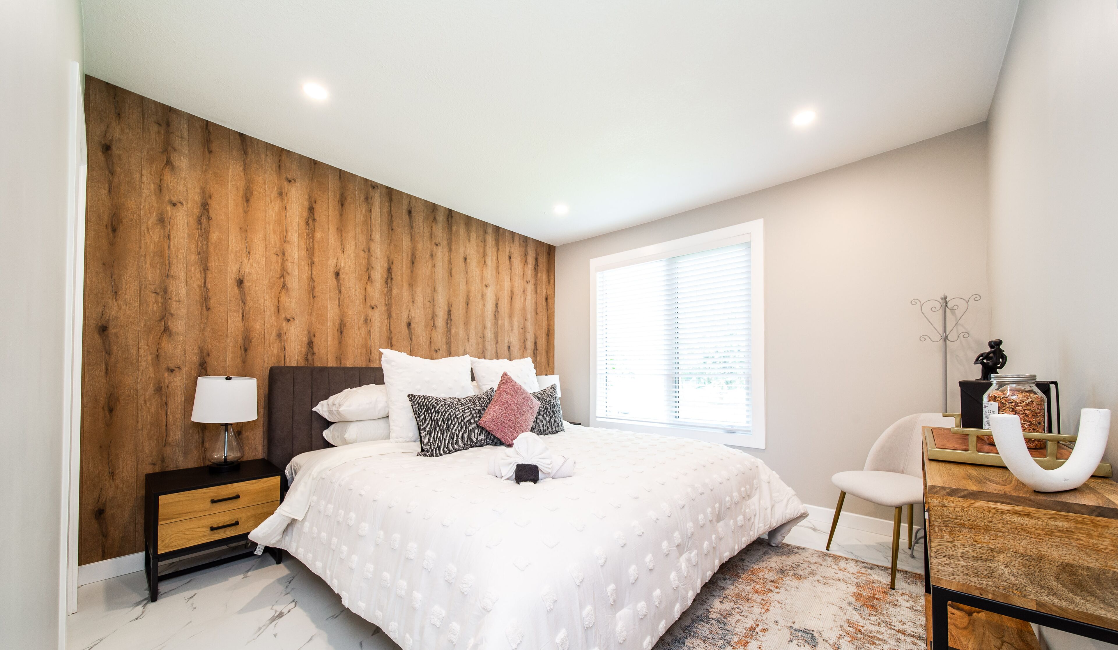 3 slaapkamers, een bureau, een strijkplank/strijkijzer, reisbedje