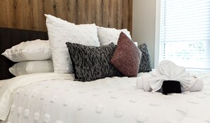 3 bedrooms, desk, iron/ironing board, travel cot - Park Life Escape-King Beds-Sleeps 10-Pet Friendly! (Edmonton)
