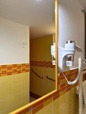 Dusj, hårføner, bidé og håndklær